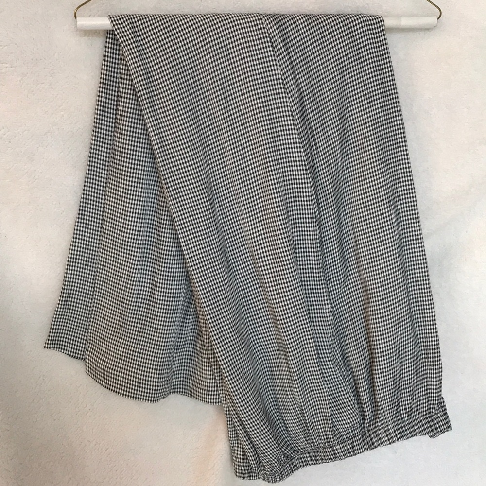 ***Women’s leisure stretch pants.***